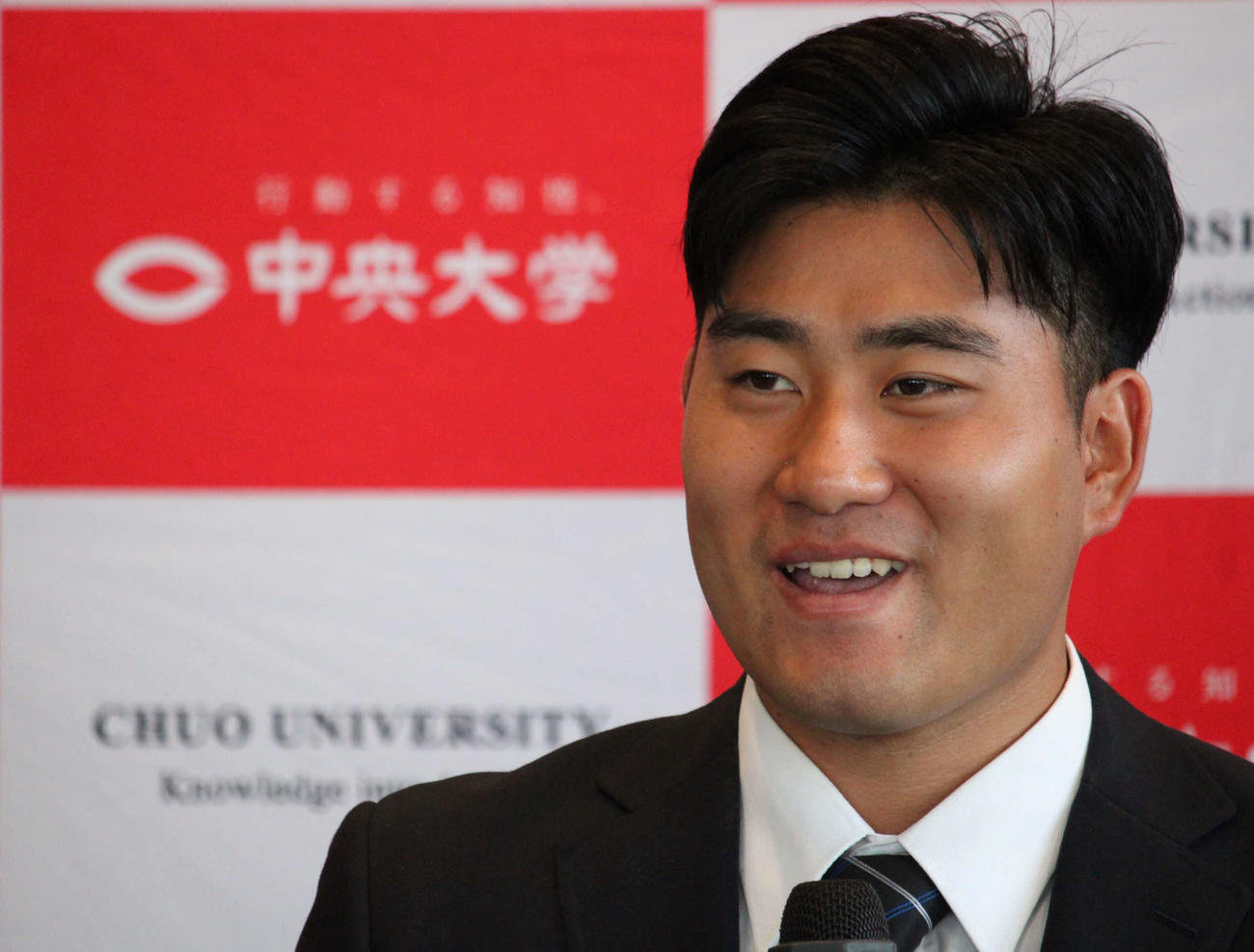 西武から指名あいさつを受けるドラフト2位の中大・岩城（撮影・金子真仁）