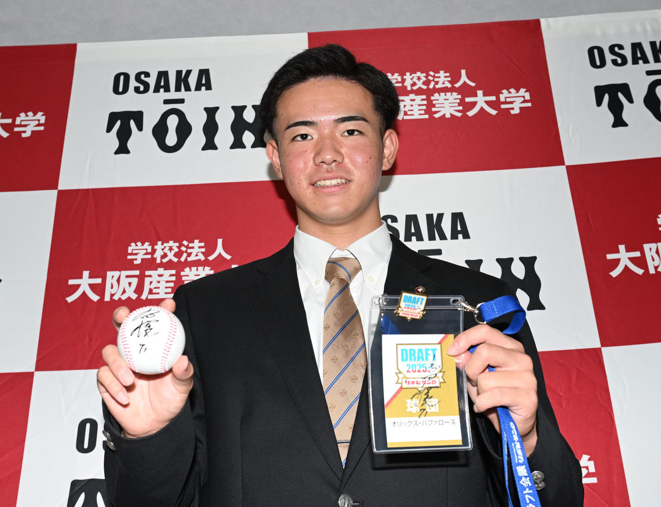 オリックスから2位指名のあいさつを受け、岸田監督のサイン入りボールを手にする大阪桐蔭・森（撮影・和賀正仁）
