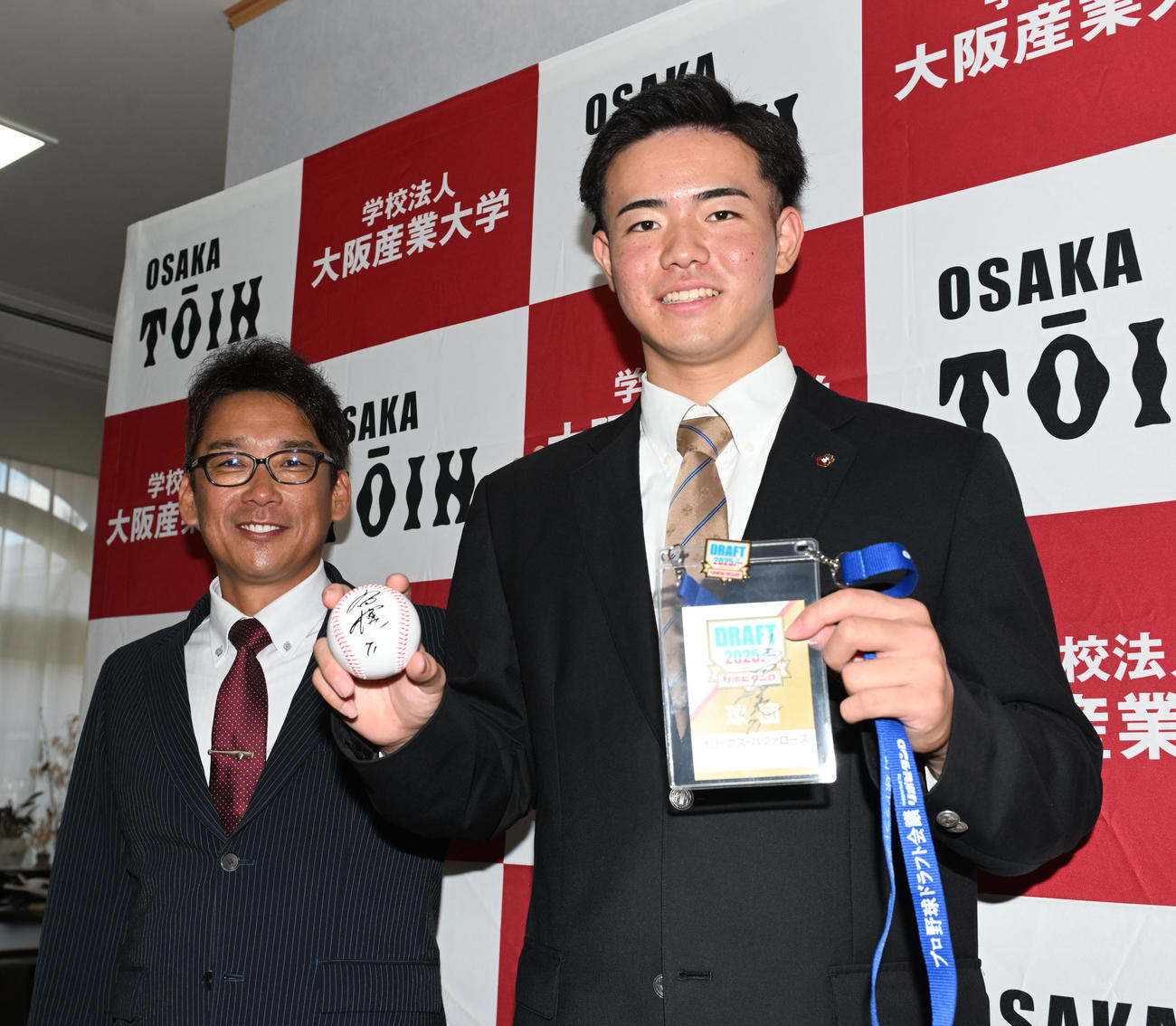 オリックス下山スカウト（左）から指名あいさつを受けた大阪桐蔭・森（撮影・和賀正仁）