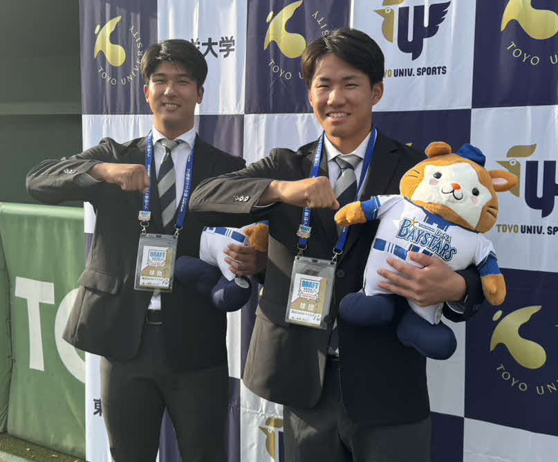 指名あいさつを受けたDeNAドラフト2位の東洋大・島田（左）と同3位の宮下（右）はデスターシャポーズを見せる（撮影・小早川宗一郎）