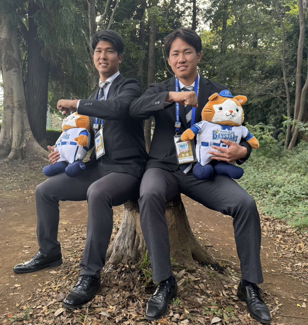 指名あいさつを受けたDeNAドラフト2位の東洋大・島田（左）と同3位の宮下（右）はデスターシャポーズを見せる（撮影・小早川宗一郎）