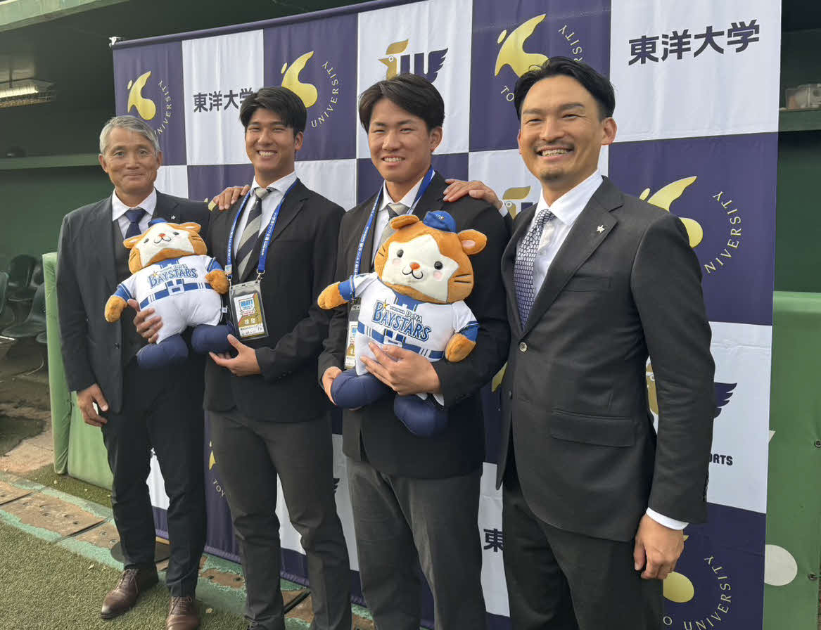 指名あいさつを受けたDeNAドラフト2位の東洋大・島田（左から2人目）と同3位の宮下（右から2人目）と長谷川編成部長（右）、河野アマスカウト（左）（撮影・小早川宗一郎）