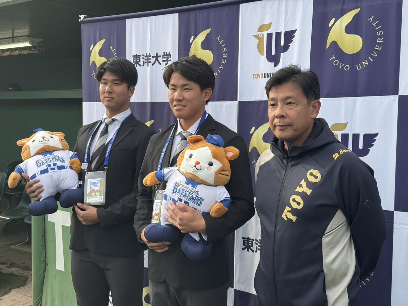 指名あいさつを受けたDeNAドラフト2位の東洋大・島田（左）と同3位の宮下（中央）と同大の井上監督（撮影・小早川宗一郎）