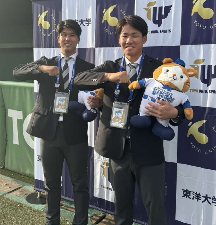 指名あいさつを受けたDeNAドラフト2位の東洋大・島田（左）と同3位の宮下（右）はデスターシャポーズを見せる（撮影・小早川宗一郎）