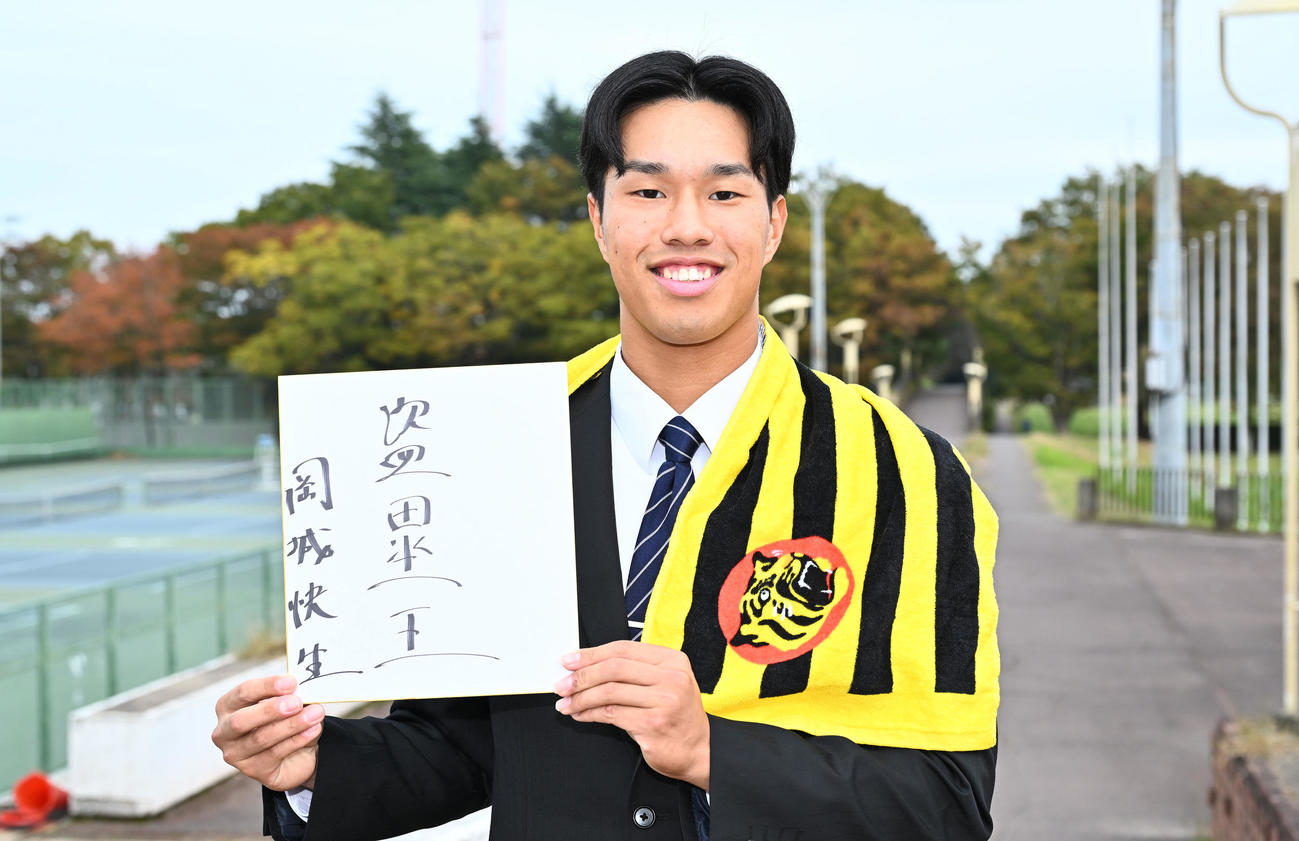 指名あいさつを受けた阪神ドラフト3位の筑波大・岡城は色紙に「盗塁王」と書き込む（撮影・滝沢徹郎）