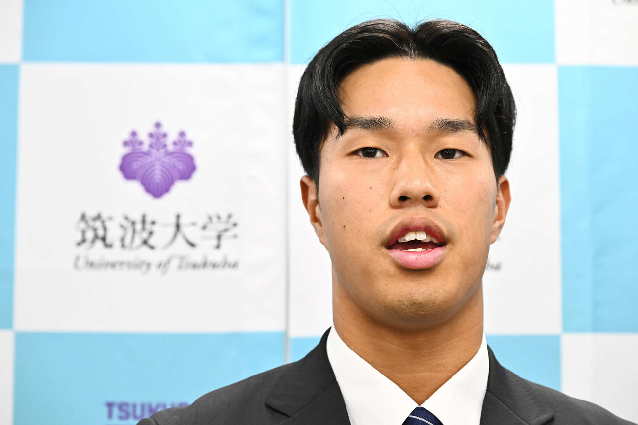 指名あいさつを受け取材に応じる阪神ドラフト3位の筑波大・岡城（撮影・滝沢徹郎）