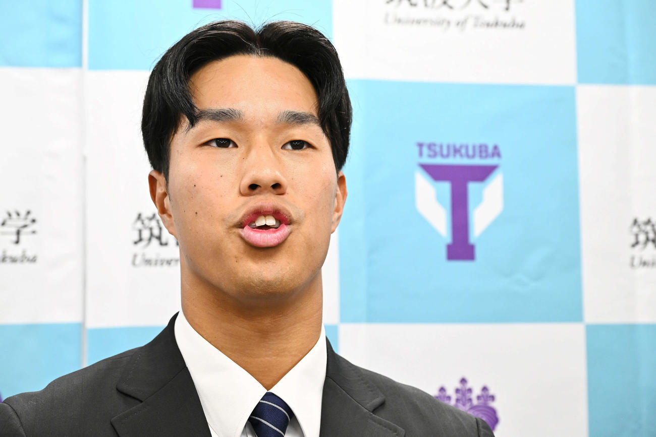 指名あいさつを受け取材に応じる阪神ドラフト3位の筑波大・岡城（撮影・滝沢徹郎）