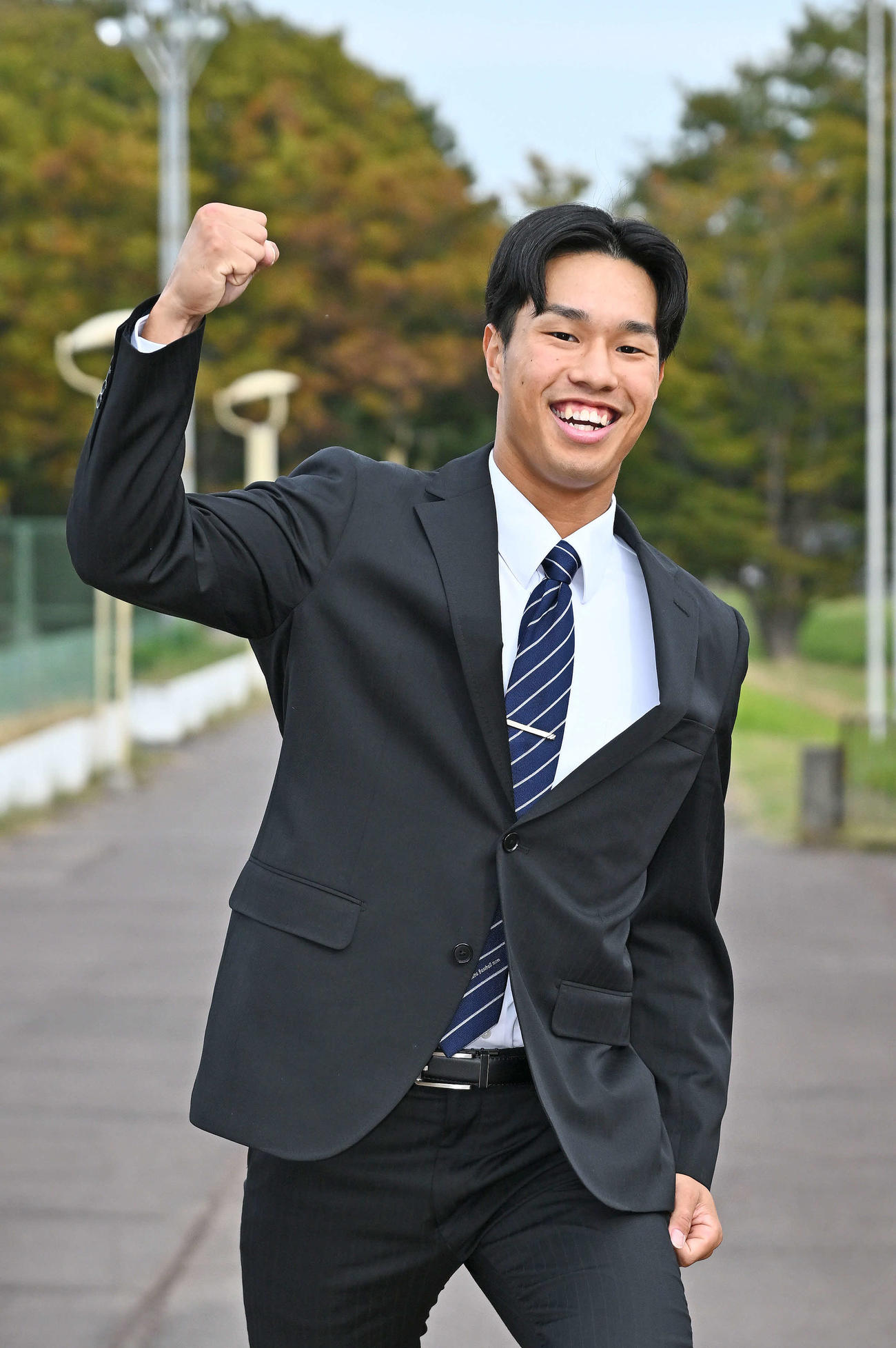 指名あいさつを受けた阪神ドラフト3位の筑波大・岡城はガッツポーズする（撮影・滝沢徹郎）