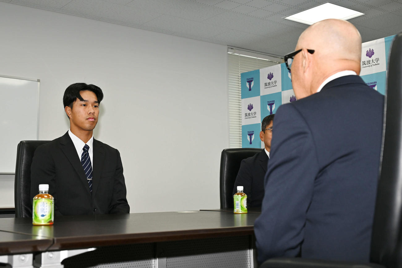 阪神ドラフト3位の筑波大・岡城（後方）は畑山統括スカウトからあいさつされる（撮影・滝沢徹郎）