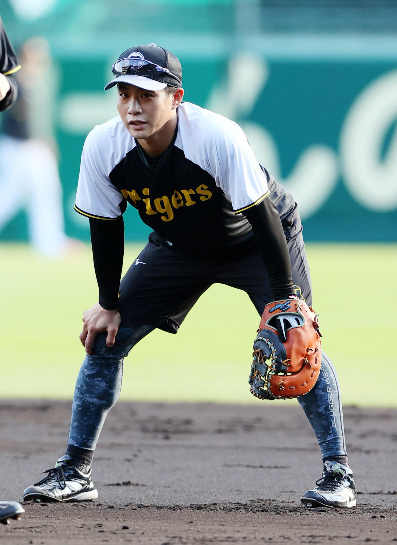 阪神対ソフトバンク　一塁でノックを受ける阪神木浪（撮影・上山淳一）