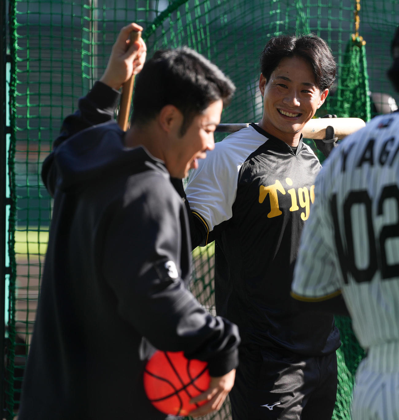 阪神対ソフトバンク　試合前練習で談笑する阪神木浪（右）とソフトバンク近藤（撮影・鈴木みどり）
