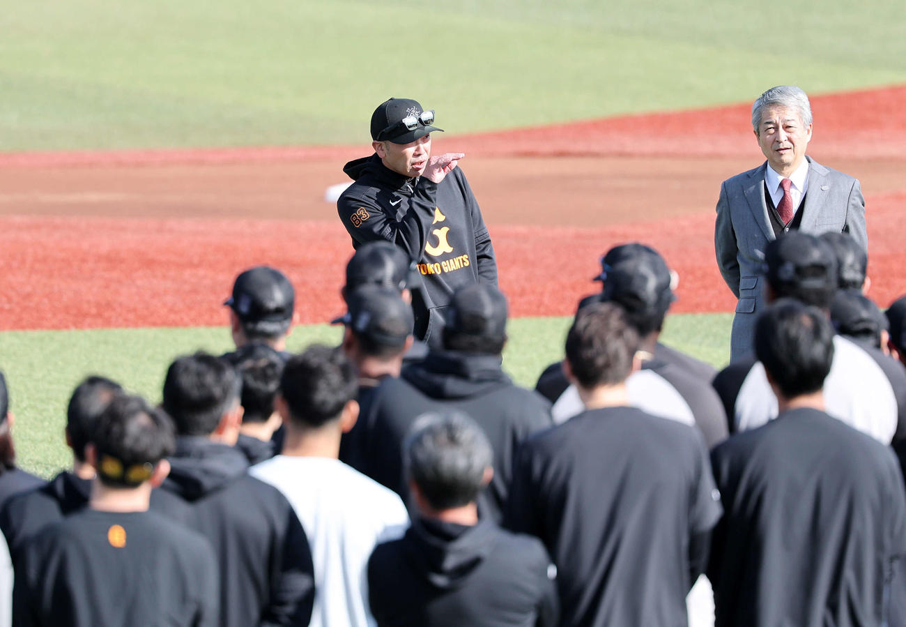 練習前、選手たちに声をかける巨人阿部慎之助監督（撮影・鈴木正人）