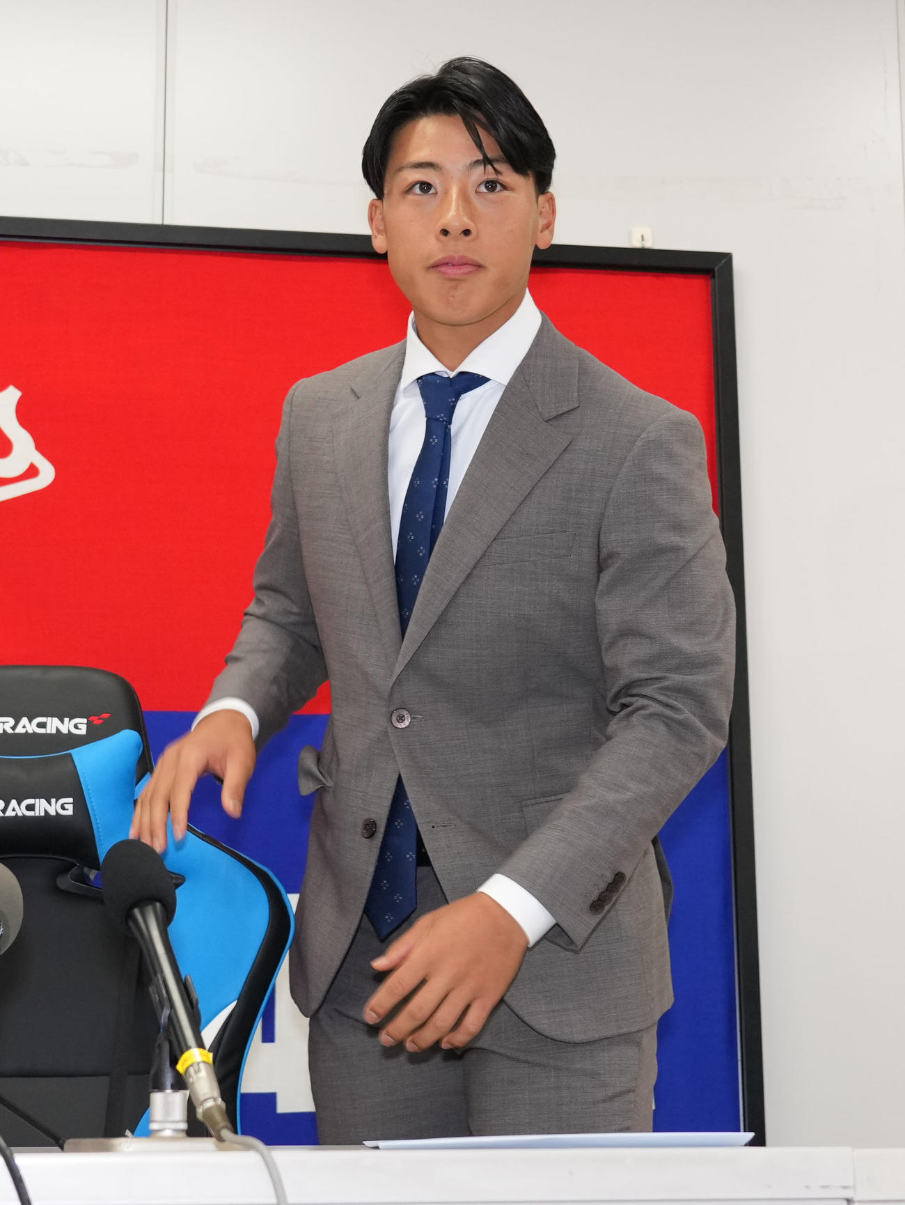 交渉を終え会見の席に着く高橋幸（撮影・森本幸一）