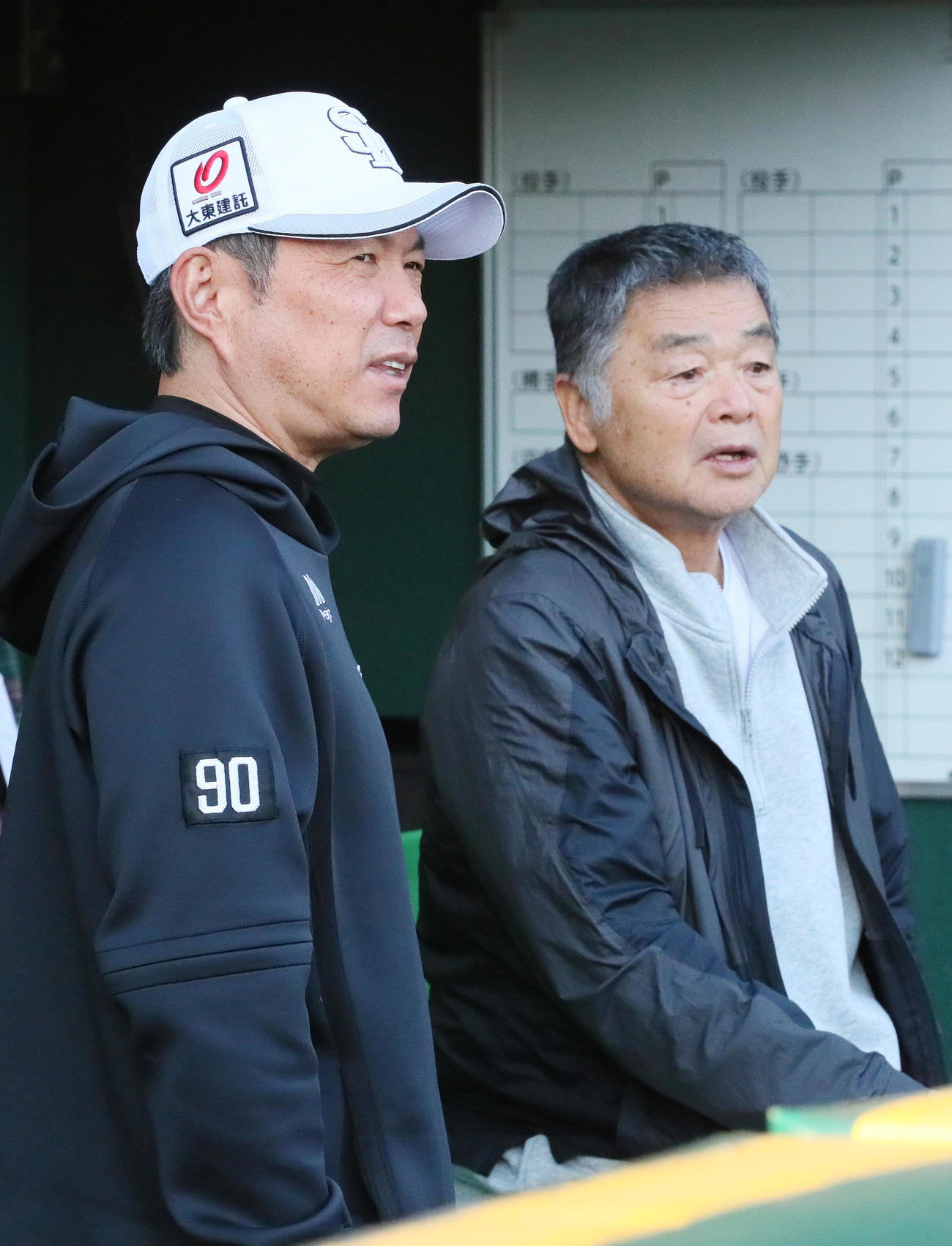 阪神対ソフトバンク　阪神OBの川藤氏（右）とベンチで話し込むソフトバンク小久保監督（撮影・上山淳一）