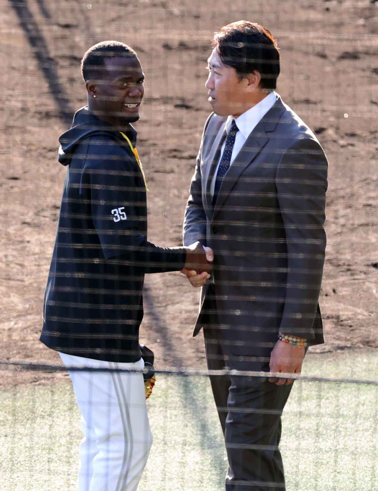 阪神対ソフトバンク　ソフトバンクのモイネロ（左）は内川聖一氏と握手（撮影・浅見桂子）