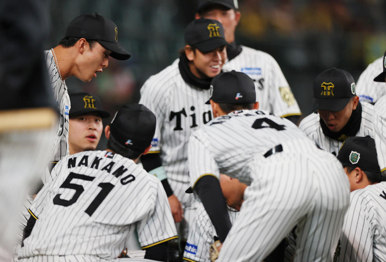 阪神対ソフトバンク　試合前、円陣でかけ声する阪神小幡（左）（撮影・上山淳一）