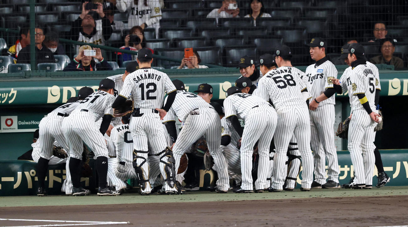 阪神対ソフトバンク　試合前の円陣を組む阪神ナイン（撮影・加藤哉）