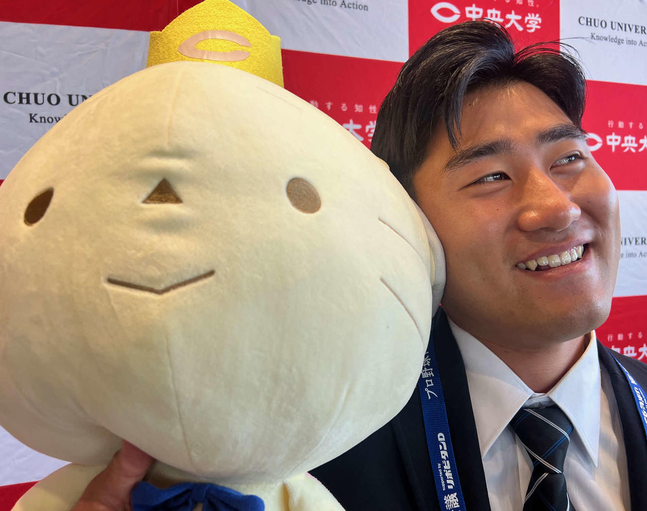 中大の公式キャラ「チュー王子」と写真に収まる西武2位岩城（撮影・金子真仁）