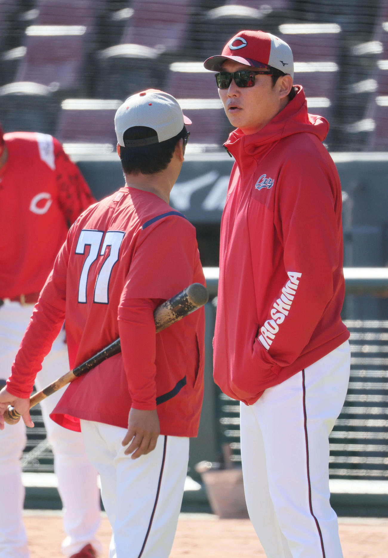練習中、藤井ヘッドコーチ（左）と話し合う新井監督（撮影・加藤孝規）