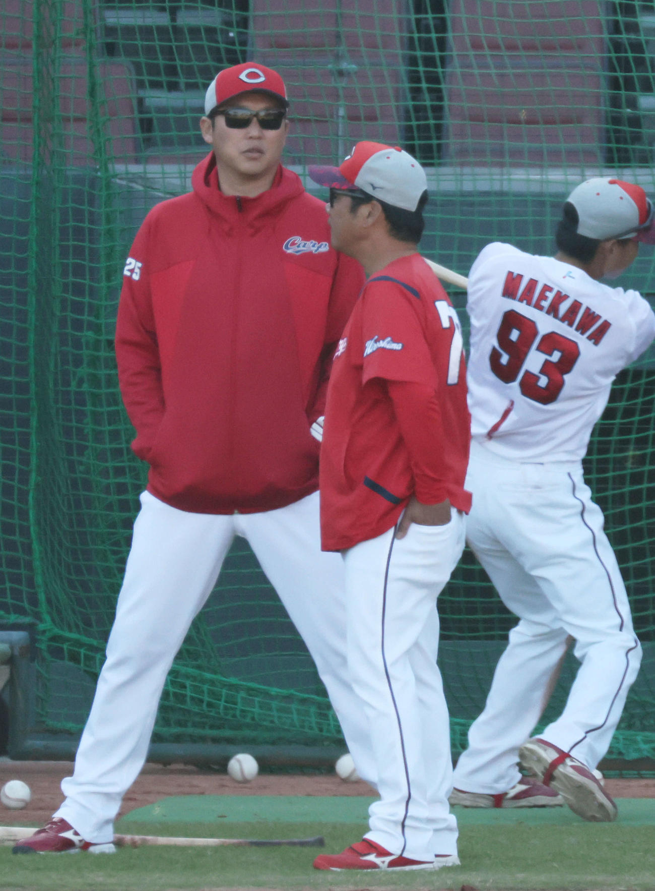 練習中、藤井ヘッドコーチ（中央）と話し合う新井監督（撮影・加藤孝規）