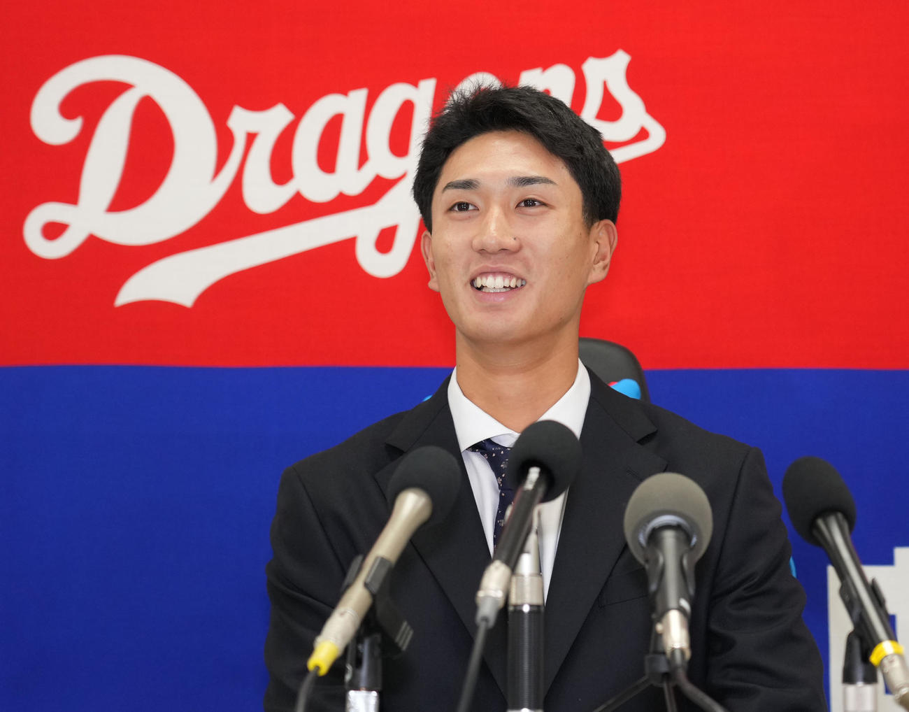 契約交渉を終え会見する森駿（撮影・森本幸一）