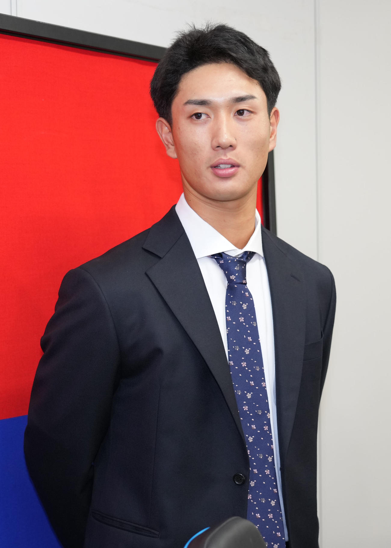 契約交渉を終え取材に応じる森駿（撮影・森本幸一）