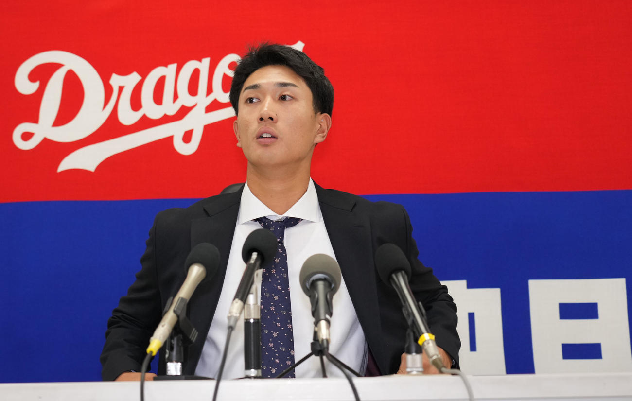 契約交渉を終え会見する森駿（撮影・森本幸一）
