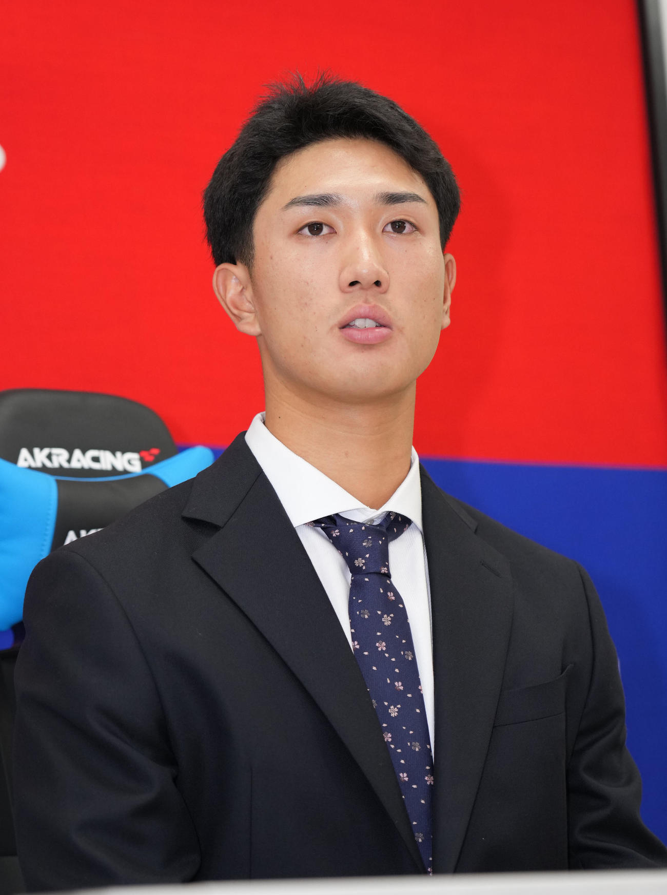 契約交渉を終え会見する森駿（撮影・森本幸一）