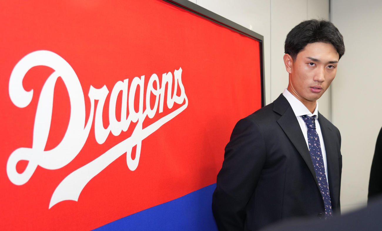 契約交渉を終え取材に応じる森駿（撮影・森本幸一）
