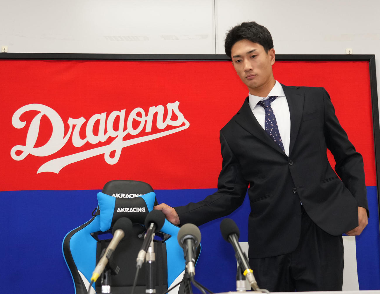 契約交渉を終え会見の席に着く森駿（撮影・森本幸一）