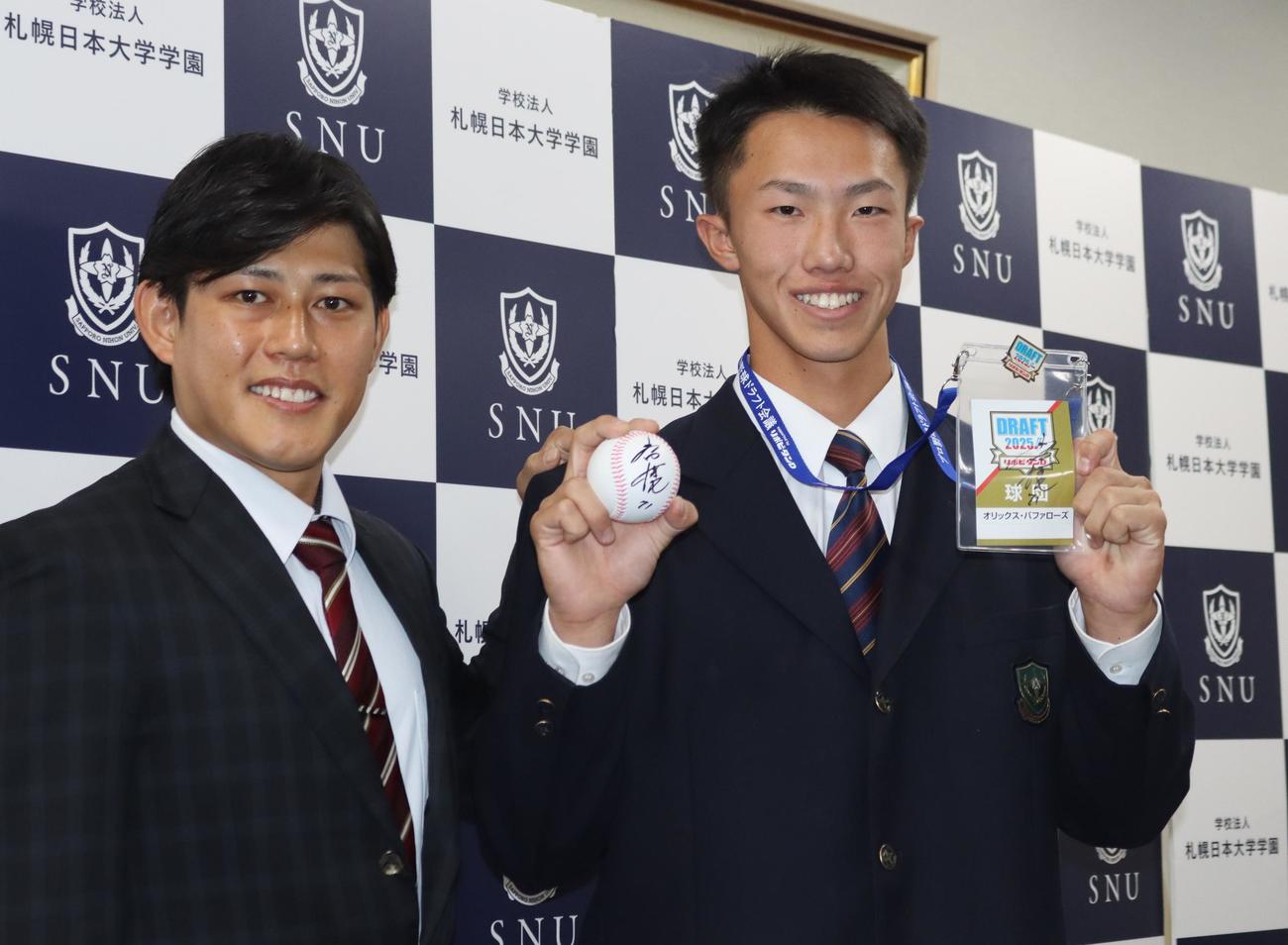 指名あいさつを受けたオリックス4位の札幌日大・窪田（右）と佐野スカウト（撮影・保坂果那）
