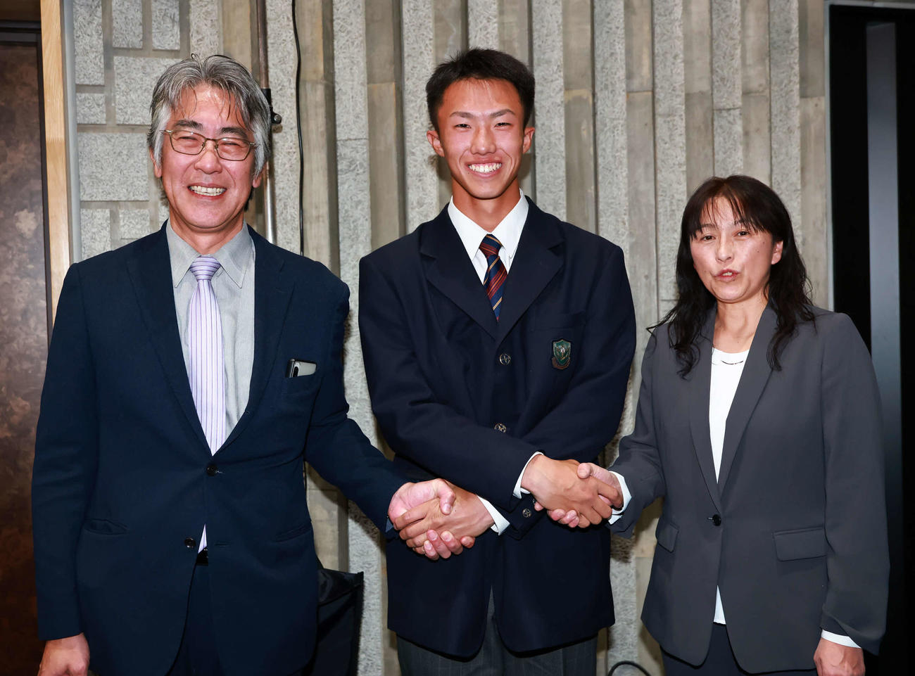 23日、父祐司さん（54、写真左）、母よしえさんに祝福され満面の笑みを浮かべるオリックス4位の窪田（中央）