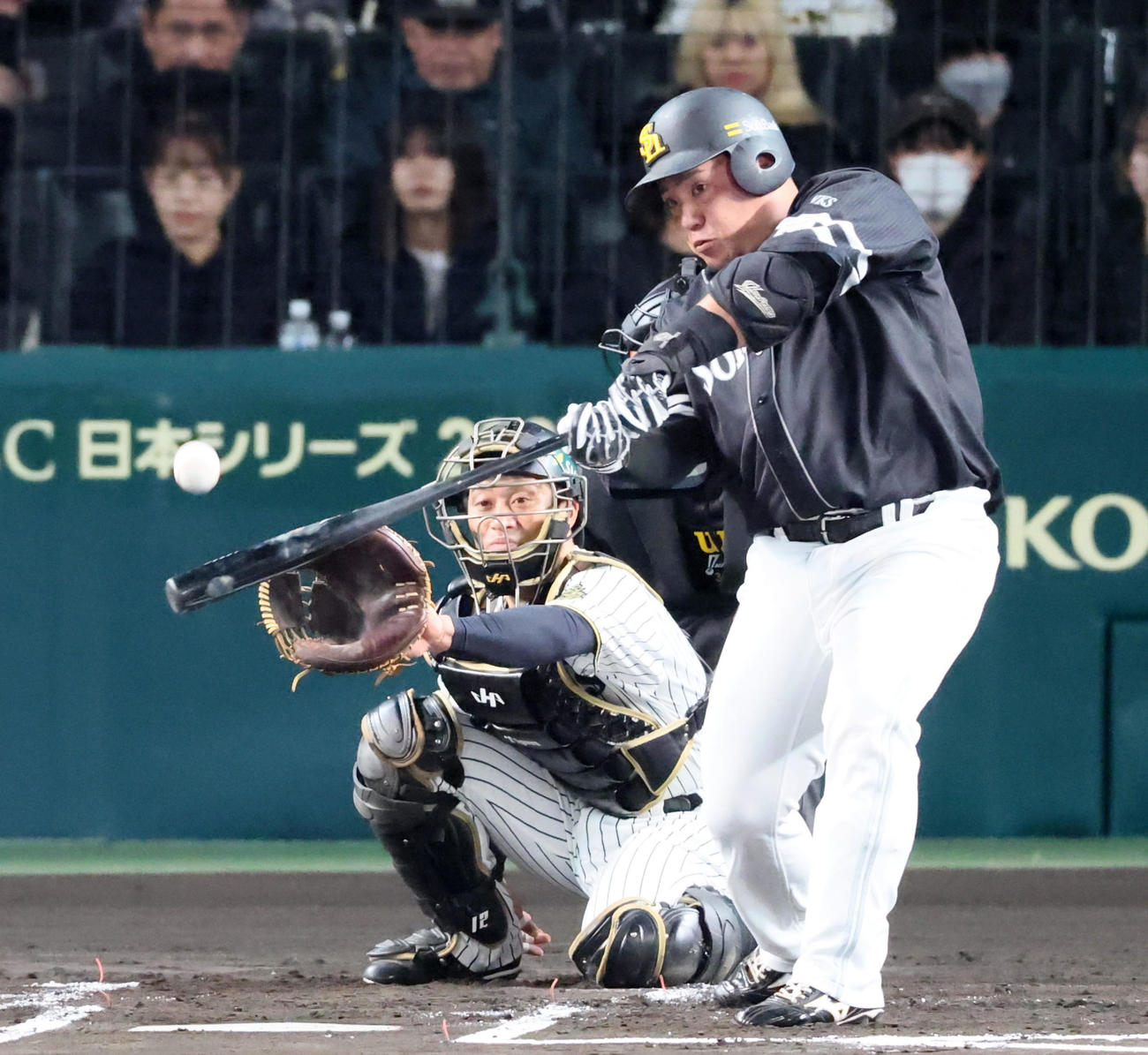 阪神対ソフトバンク　2回表ソフトバンク無死、山川は中越えソロ本塁打を放つ（撮影・加藤哉）