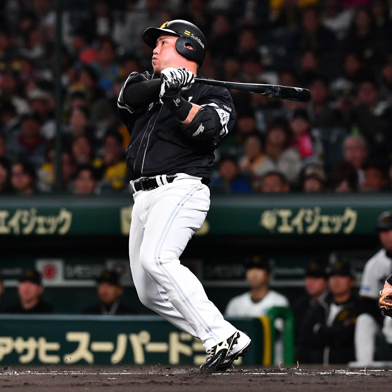 阪神対ソフトバンク　2回表ソフトバンク無死、山川は先制の中越え本塁打を放つ（撮影・岩下翔太）