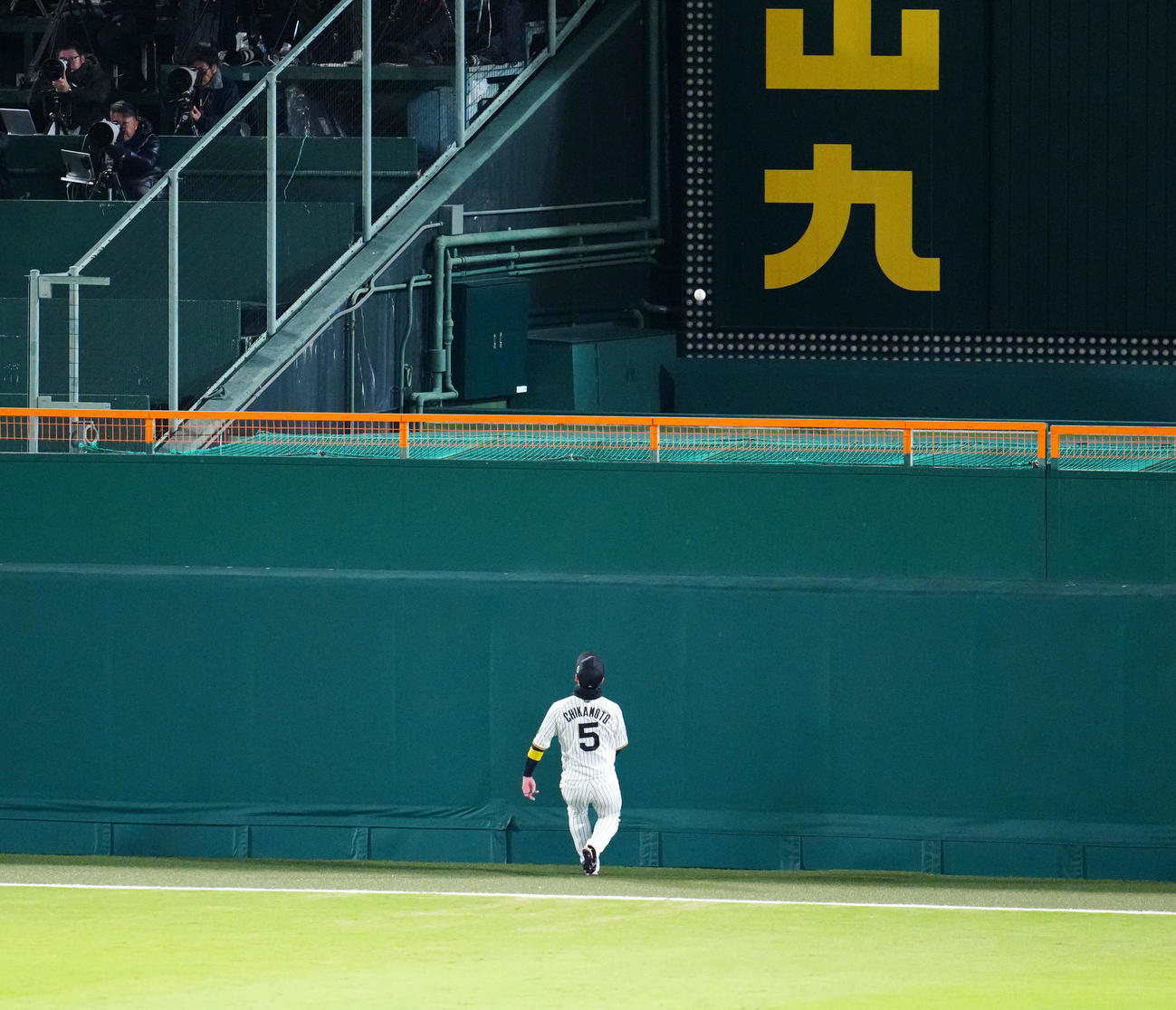 阪神対ソフトバンク　2回表ソフトバンク無死、山川の先制ソロ本塁打となった打球を見送る中堅手近本（撮影・江口和貴）