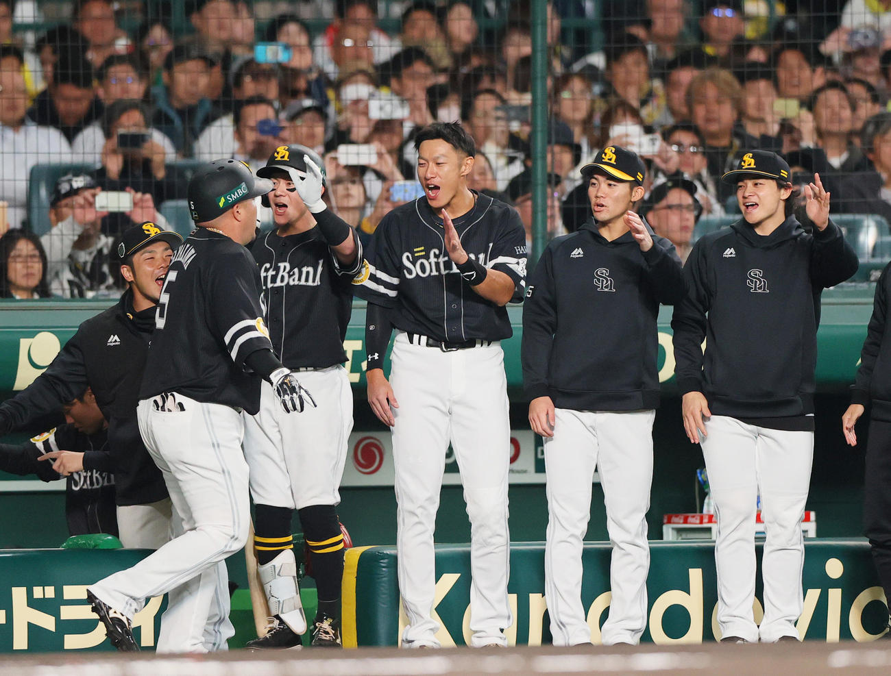 阪神対ソフトバンク　2回表ソフトバンク無死、山川（手前）は中越え本塁打を放ち祝福を受ける（撮影・上山淳一）