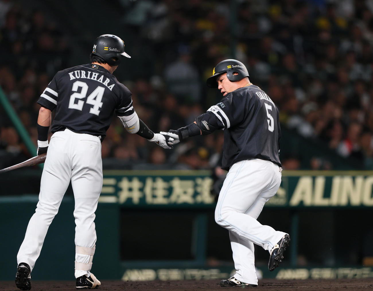 阪神対ソフトバンク　2回表ソフトバンク無死、山川（右）は中越え本塁打を放ち栗原とタッチをかわす（撮影・上山淳一）