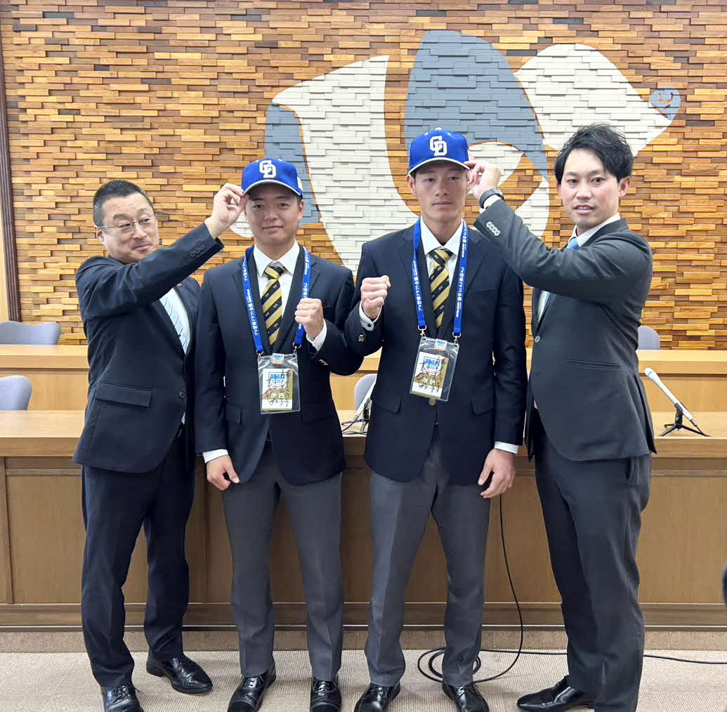 左から堀中スカウト部長、東北福祉大・桜井、新保、岡野担当スカウトが指名あいさつを終えた（撮影・木村有優）