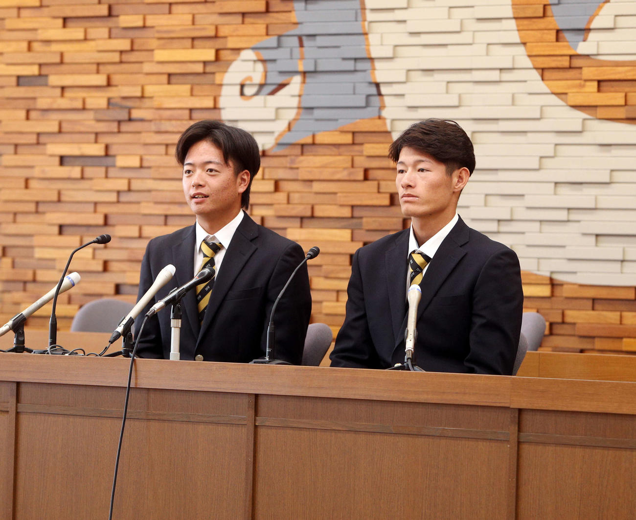 会見に参加した東北福祉大の桜井（左）と新保（撮影・木村有優）