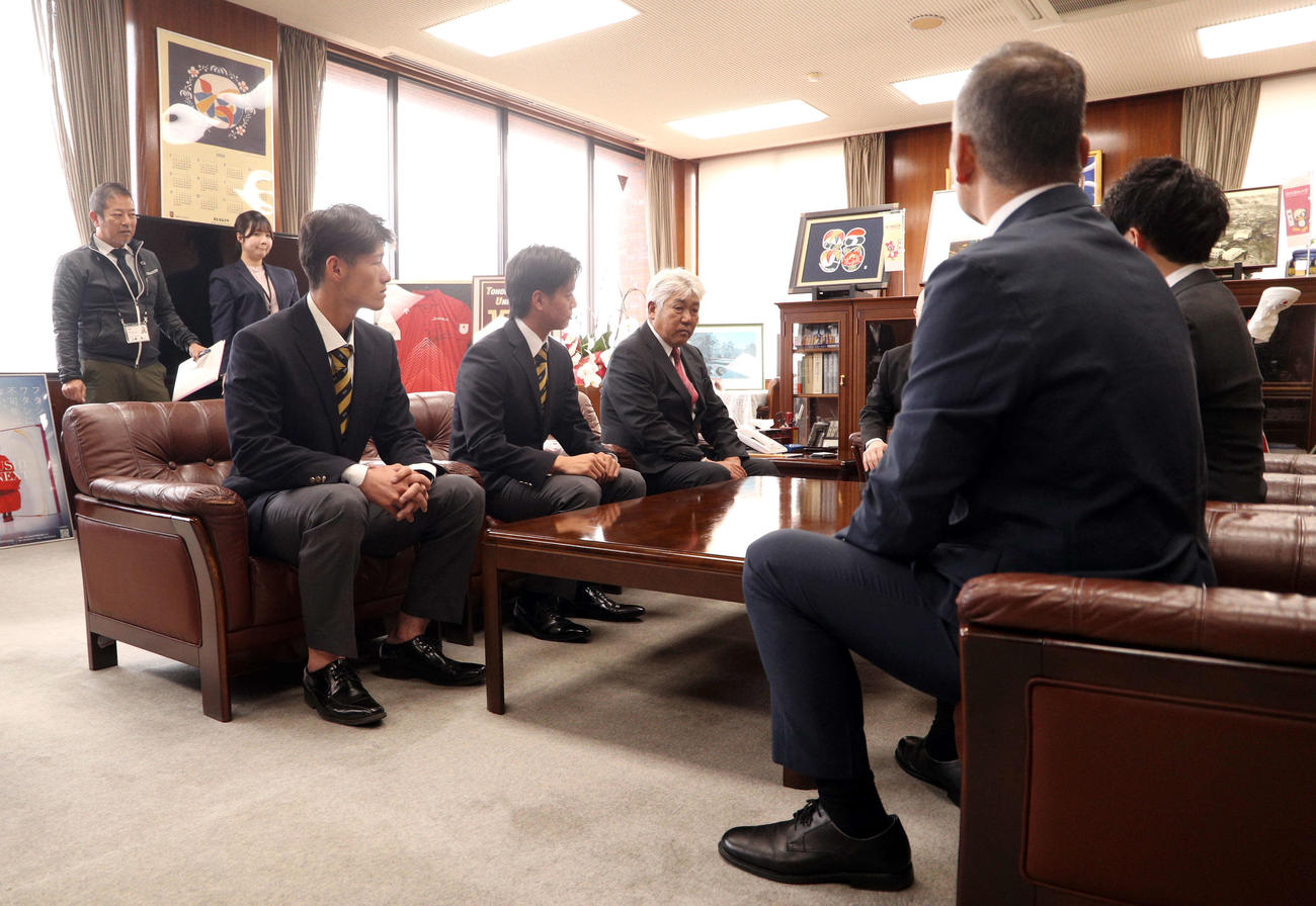 スカウト陣と話す左から東北福祉大の新保、桜井、山路監督（撮影・木村有優）