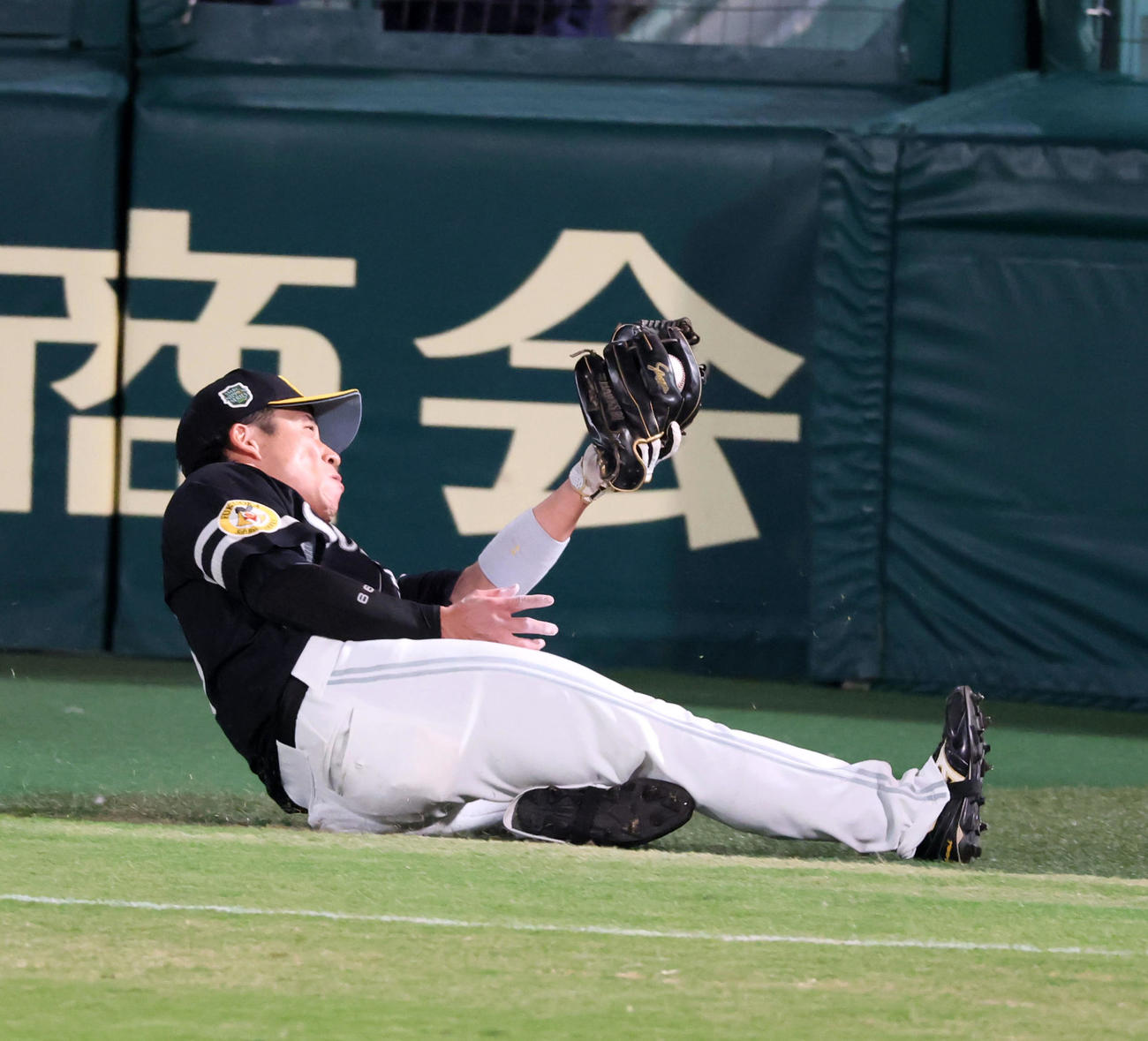 阪神対ソフトバンク　2回裏阪神無死、野村は佐藤輝の邪飛を背走でスライディングキャッチ（撮影・加藤哉）