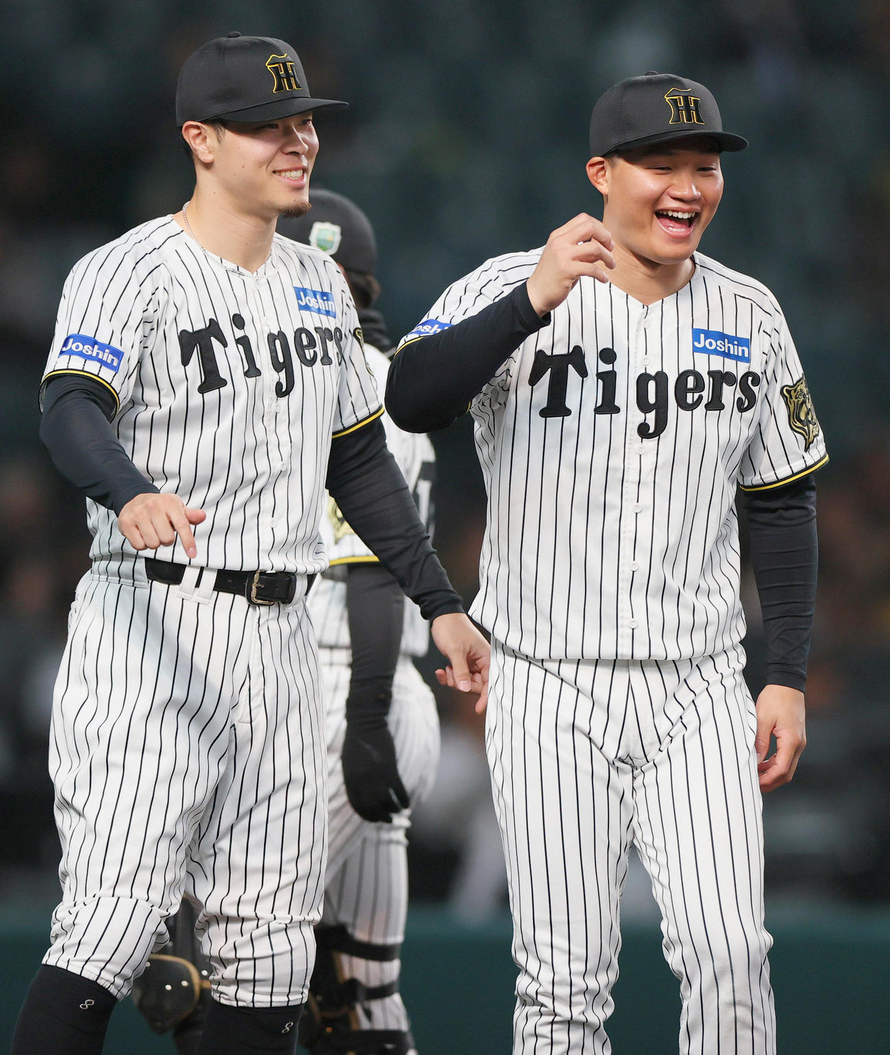 阪神対ソフトバンク　試合前、リラックスした表情を見せる阪神佐藤輝（左）と森下（撮影・上山淳一）