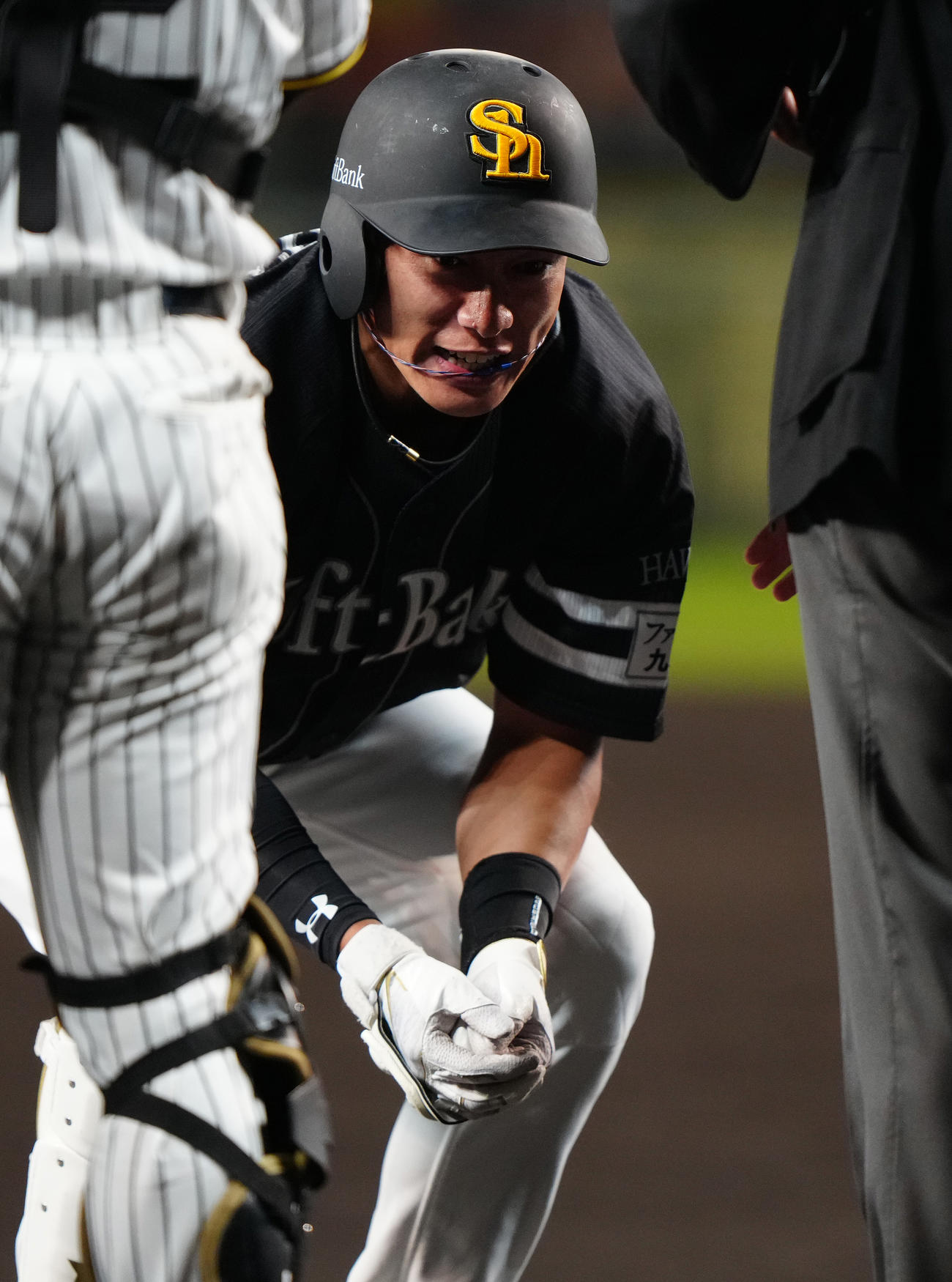 阪神対ソフトバンク　3回表ソフトバンク1死一塁、死球を受け痛がる柳田（撮影・鈴木みどり）