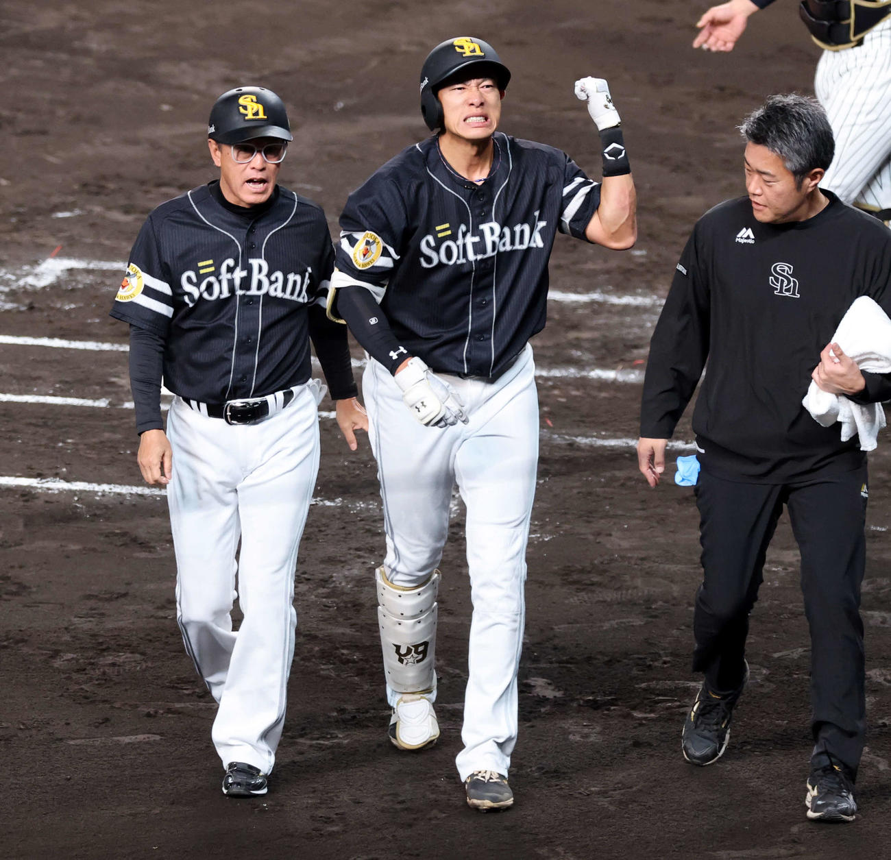 阪神対ソフトバンク　3回表ソフトバンク1死一塁、左腕に死球を受け痛がる柳田（中央）（撮影・浅見桂子）