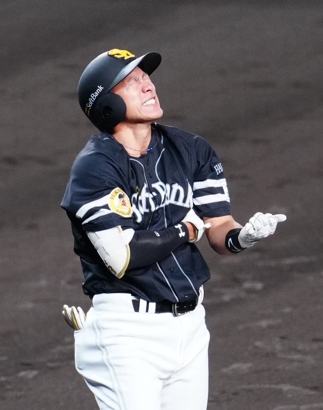 阪神対ソフトバンク　3回表ソフトバンク1死一塁、死球を受け、厳しい表情の柳田（撮影・江口和貴）
