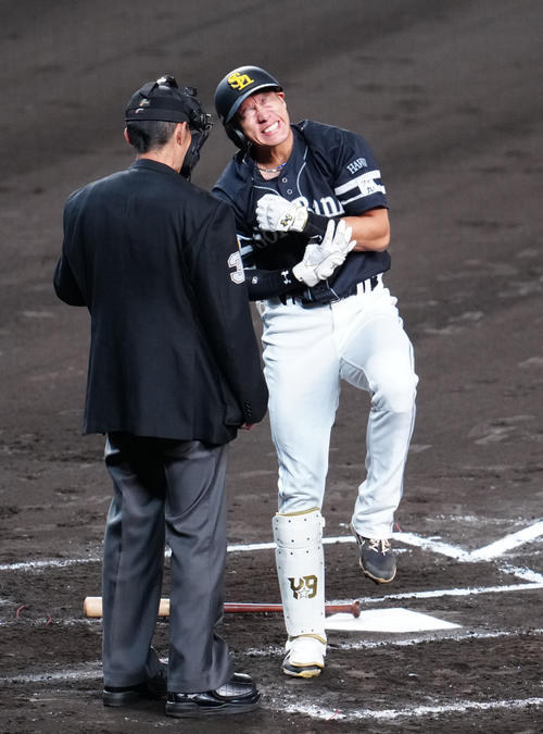 ソフトバンク】柳田悠岐が左腕に149キロ直球の死球 もん絶の表情も手当