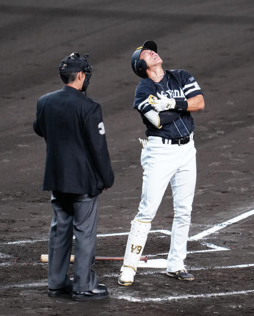ソフトバンク】柳田悠岐が左腕に149キロ直球の死球 もん絶の表情も手当
