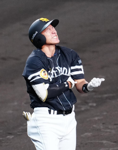 ソフトバンク】柳田悠岐が左腕に149キロ直球の死球 もん絶の表情も手当