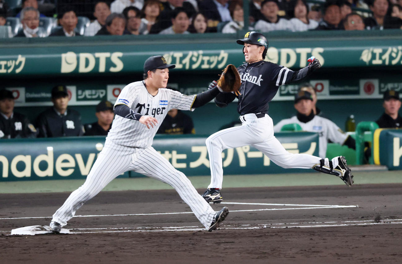 阪神対ソフトバンク　3回表ソフトバンク1死、大津は内野安打を放つ。一塁手大山（撮影・加藤哉）