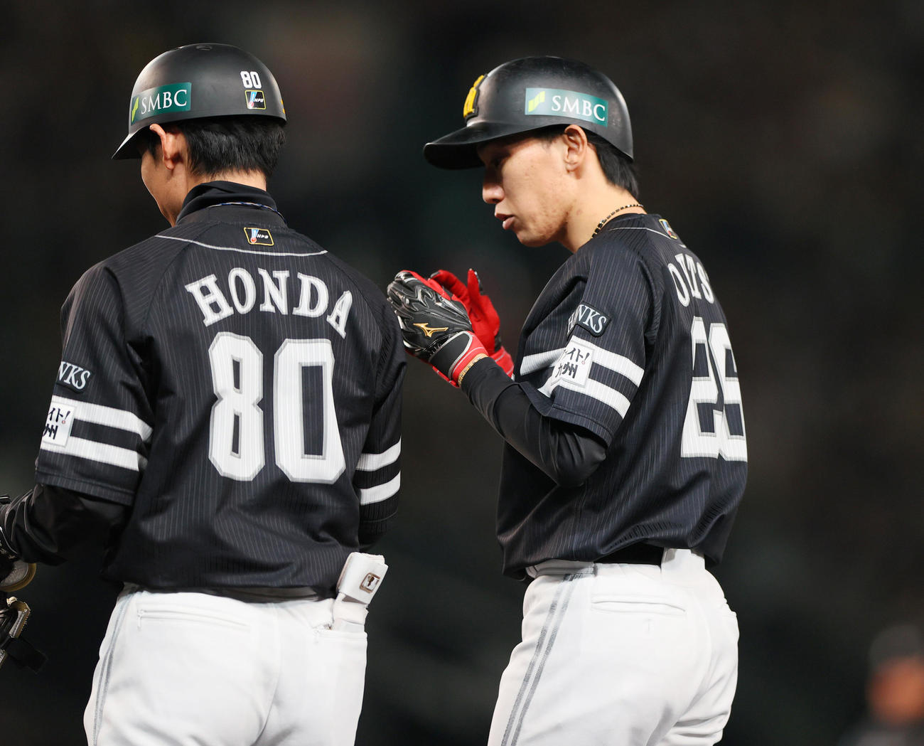 阪神対ソフトバンク　3回表ソフトバンク1死、大津（右）は遊内野安打を放つ（撮影・上山淳一）